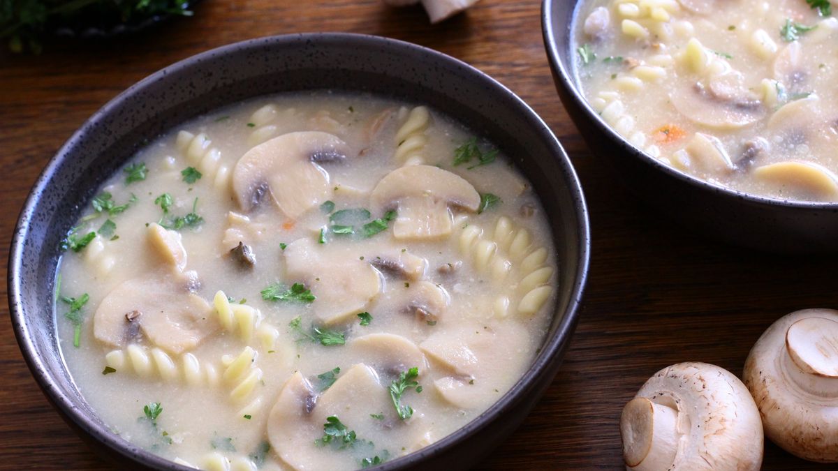 Do tej szybkiej zupy przydadzą się pieczarki. 