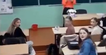Nauczyciel wrócił z frontu. Tak zareagowali na niego uczniowie ukraińskiej szkoły