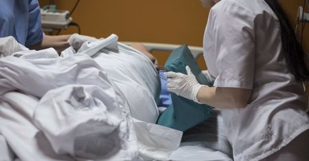 Przykra prawda o starości. Wpis pielęgniarki niesie się po sieci