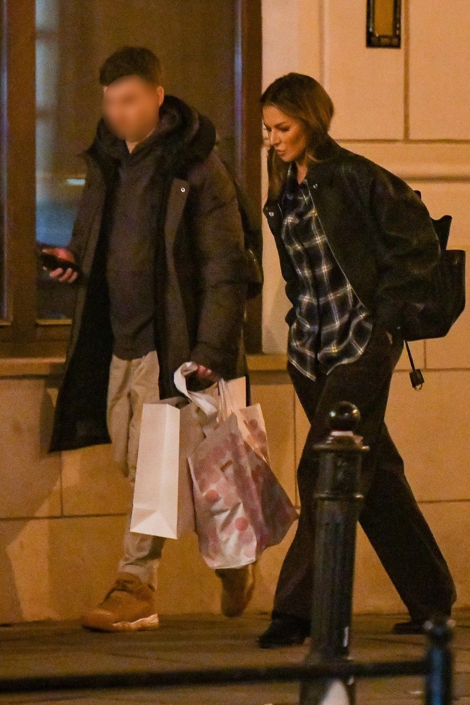 Anna Lewandowska załatwia sprawunki w towarzystwie brata