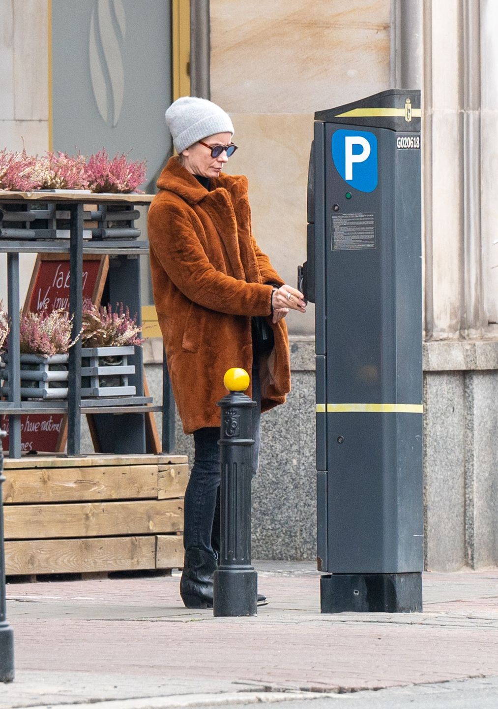 Odpicowana Magda Cielecka snuje się po mieście