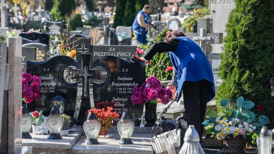 Wielu o groby swoich bliskich dba regularnie przez cały rok. Jednak to przed 1 listopada, czyli Uroczystościami Wszystkich Świętych pojawia się boom na generalne porządki na mogile i wokół niej.

To właśnie na końcówce października wiele osób walczy z większym brudem, zaciekami i plamami na kamieniu nagrobka.

Jak zabrać się do mycia grobu i pozbyć się m.in. plam z wosku? Podpowiadamy!