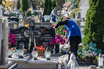Jak wyczyścić nagrobek i pozbyć się plam z wosku przed 1 listopada