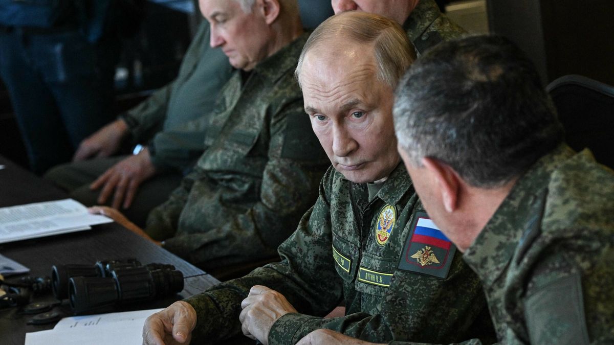 Rosyjsko-bia?oruskie ?wiczenia wojskowe Zapad-2025
In this pool photograph distributed by the Russian state agency Sputnik, Russia's President Vladimir Putin inspects the "Zapad-2025" (West-2025) joint Russian-Belarusian military drills at a training ground in the Nizhny Novgorod Oblast on September 16, 2025. (Photo by Sergei BOBYLYOV / POOL / AFP)
SERGEI BOBYLYOV