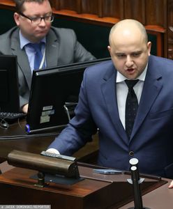 Nerwowo w Sejmie. Na mównicy pojawił się Matecki, krzyki na sali