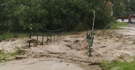 Wezbrana rzeka porwała most. Nagranie z Małopolski