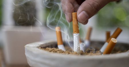 Zakazali palenia na balkonie. Lokatorom się to nie podoba