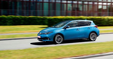 Używana Toyota Auris II z benzyną, dieslem i hybrydą. Podpowiadamy, co wybrać
