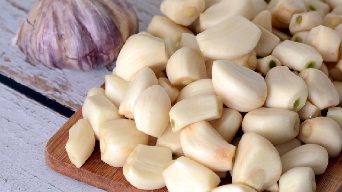 Poznaj kilka metod na obieranie czosnku