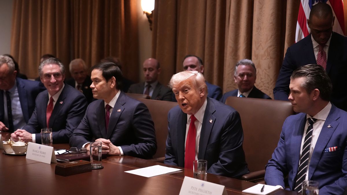 Donald Trump podczas pierwszego posiedzenia gabinetu drugiej adm