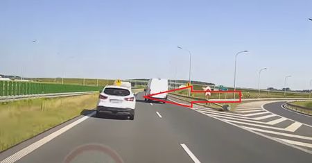 Kierowca nagle się zatrzymał. Donieśli na niego policji
