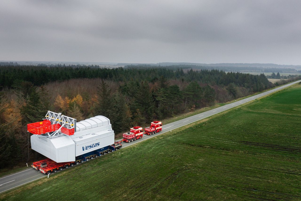 Największa turbina wiatrowa świata przejechała przez Danię - imponujący konwój