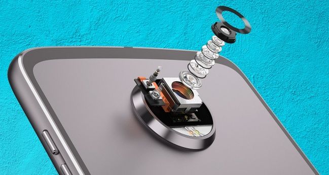 Moto Z2 Play oficjalnie. Ma lepszy aparat, mniejszą baterię i... moduł stworzony dla graczy 5