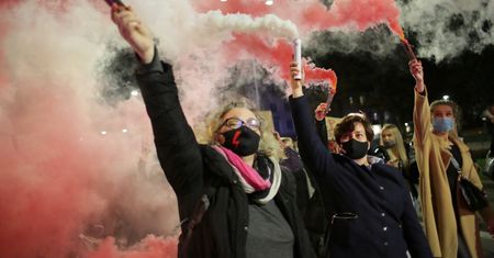 Okładki tygodników. "Brudna wojna" w TVN i trudny rok dla kobiet