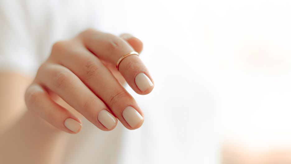 Minimalistyczny manicure jest najgorętszym hitem tego lata.