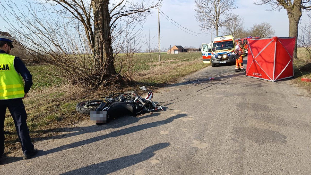 29-letni motocyklista zginął po uderzeniu w drzewo