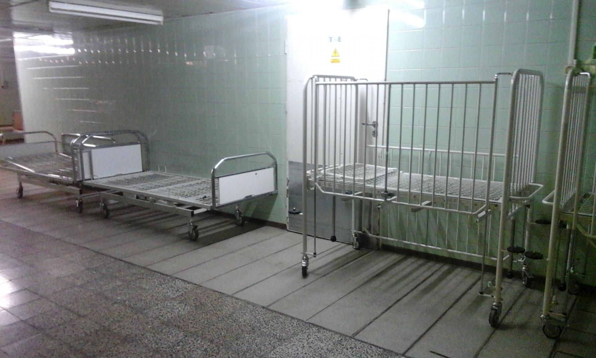 Przygnębiające szpitalne korytarze