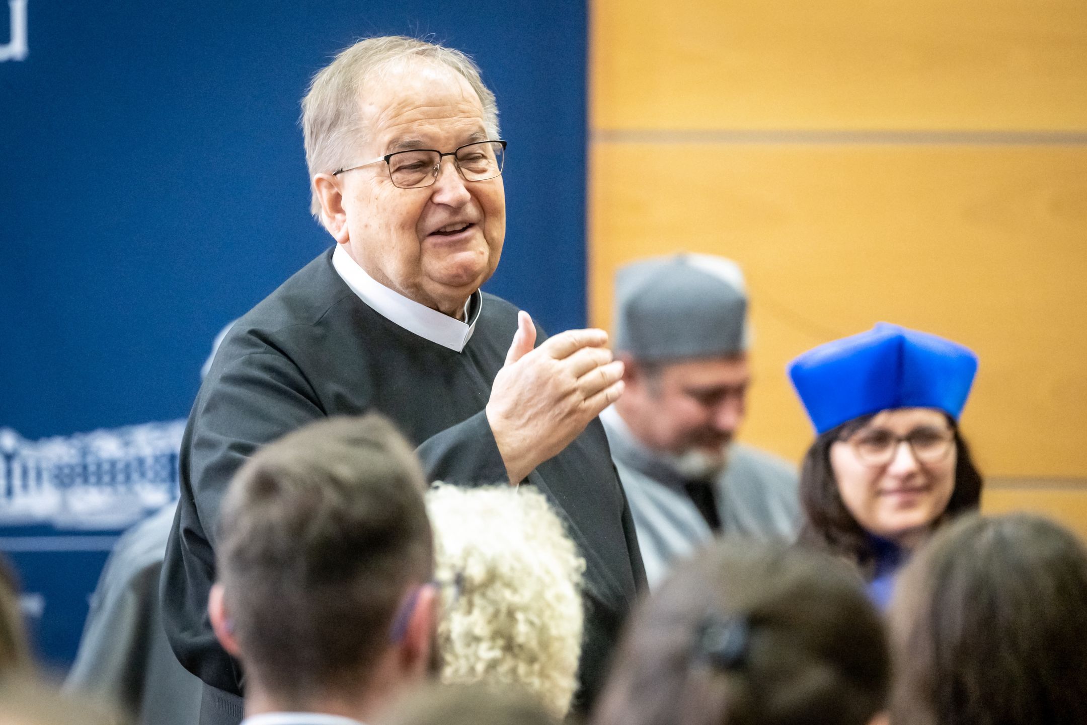 Tadeusz RydzykToru�, 15.10.2022. Za�o�yciel i dyrektor Radia Maryja oraz TV Trwam o. Tadeusz Rydzyk (L) podczas inauguracji roku akademickiego 2022/2023 w Akademii Kultury Spo�ecznej i Medialnej w Toruniu, 15 bm. (ad) PAP/Tytus �mijewskiTytus �mijewskiAKSiM, inauguracji roku akademickiego 2022/2023, minister, spotkanie, w Akademii Kultury Spo�ecznej i Medialnej w Toruniu, w toruniu, wizyta