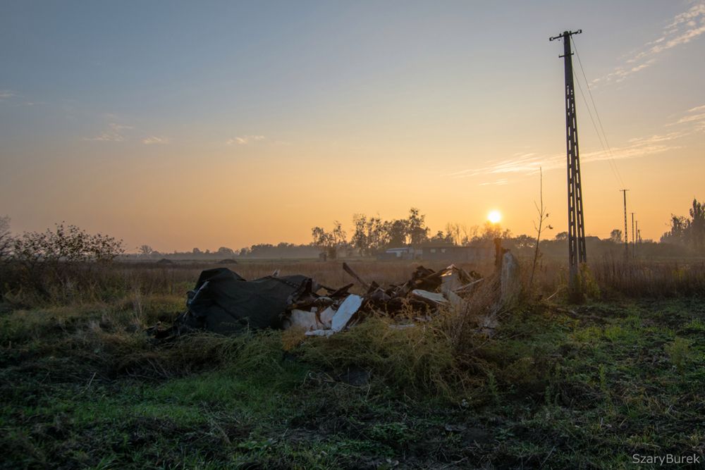 Historia pewnej chatki pod Warszawą. To tajemnicze miejsce przyciąga go od lat 21