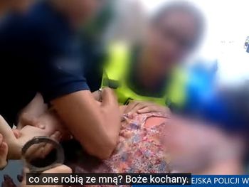 Wrocław: Kierująca BMW uciekała policji. Zabarykadowała się w aucie