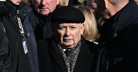 Kaczyński oskarża. Tłum skanduje: "hańba!"