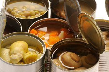Tych produktów w puszkach nie kupuj. Oto dlaczego eksperci odradzają je jeść