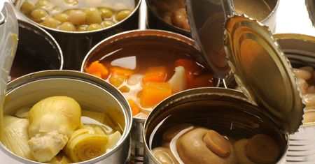 Tych produktów w puszkach nie kupuj. Oto dlaczego eksperci odradzają je jeść