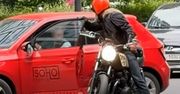 Skandaliczne sceny. Motocyklista otworzył drzwi auta. I się zaczęło