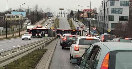 Kierowca autobusu MPK pomylił trasę i chciał zawrócić. Na kilka minut zablokował ruch