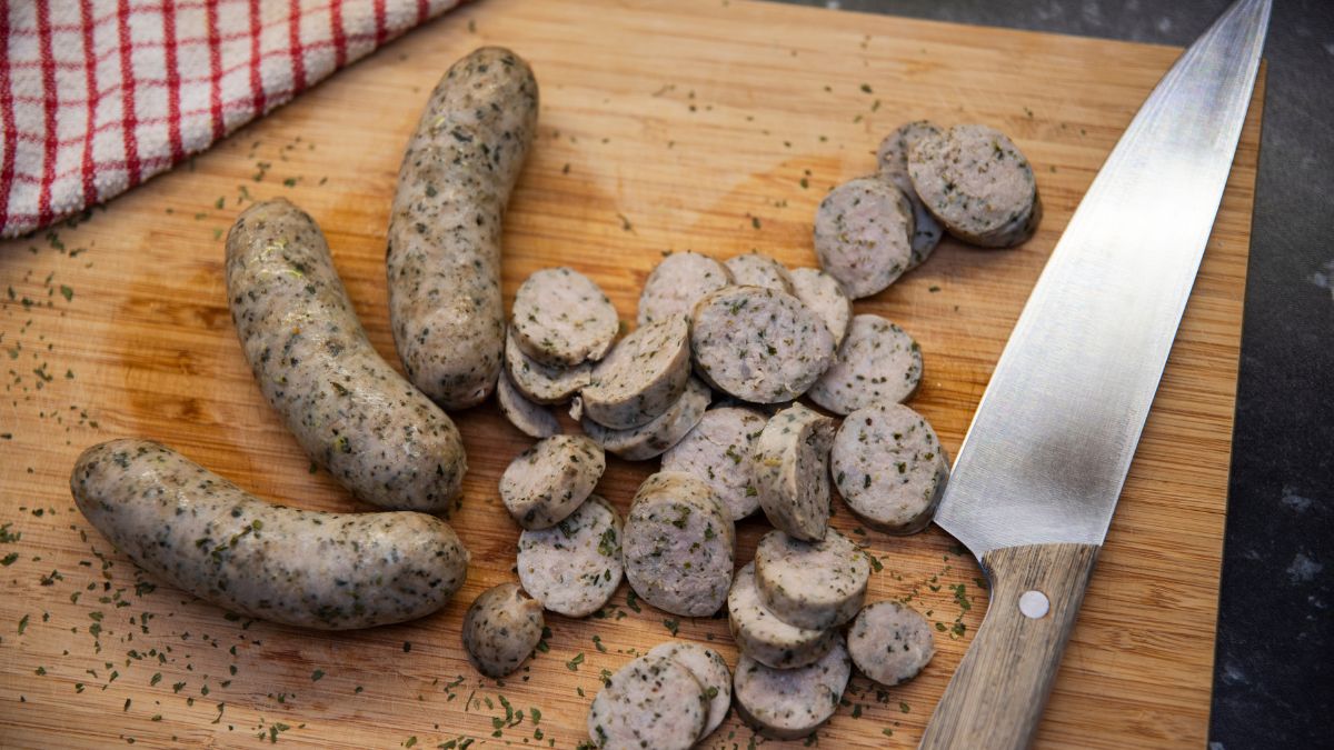 Ugotowana, biała kiełbasa.