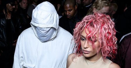 Roznegliżowana Bianca Censori i Kanye West w stroju pszczelarza podbijają Paryż (ZDJĘCIA)