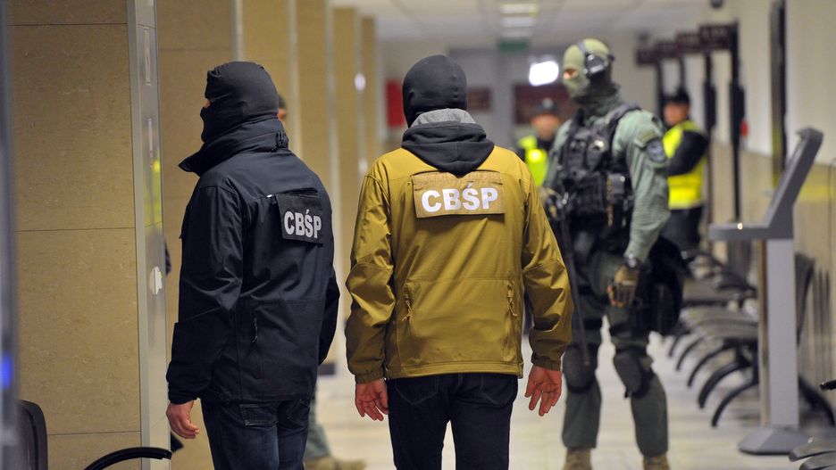 Funkcjonariusze CBŚP zatrzymali 19 osób w sprawie przemytu kokai
