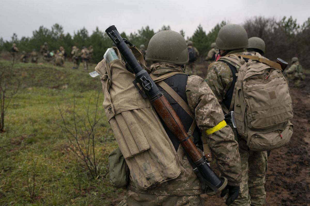Українські військові захищають Україну (Photo by Viktor Fridshon/Global Images Ukraine via Getty Images)