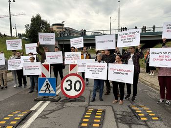 "Godzina ciszy na Solnej". Zgromadzili się w miejscu tragedii