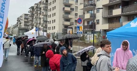 Stali w ogromnej kolejce, żeby zejść pod ziemię. Dzień otwarty nowej stacji