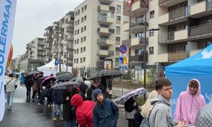 Stali w ogromnej kolejce, żeby zejść pod ziemię. Dzień otwarty nowej stacji
