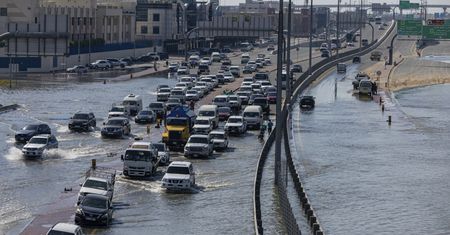 "Chaos nie do opisania". Polacy utknęli na lotnisku w Dubaju
