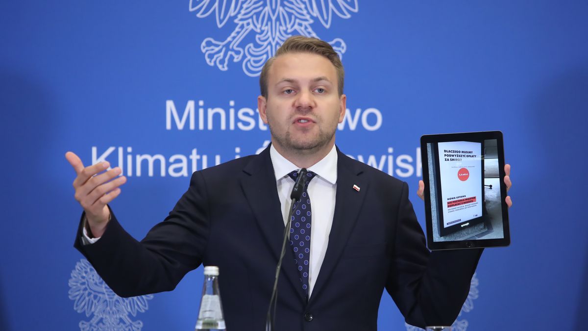 Wywóz śmieci. Wiceminister klimatu i środowiska Jacek Ozdoba podczas briefingu prasowego chętnie powoływał się na artykuły mediów