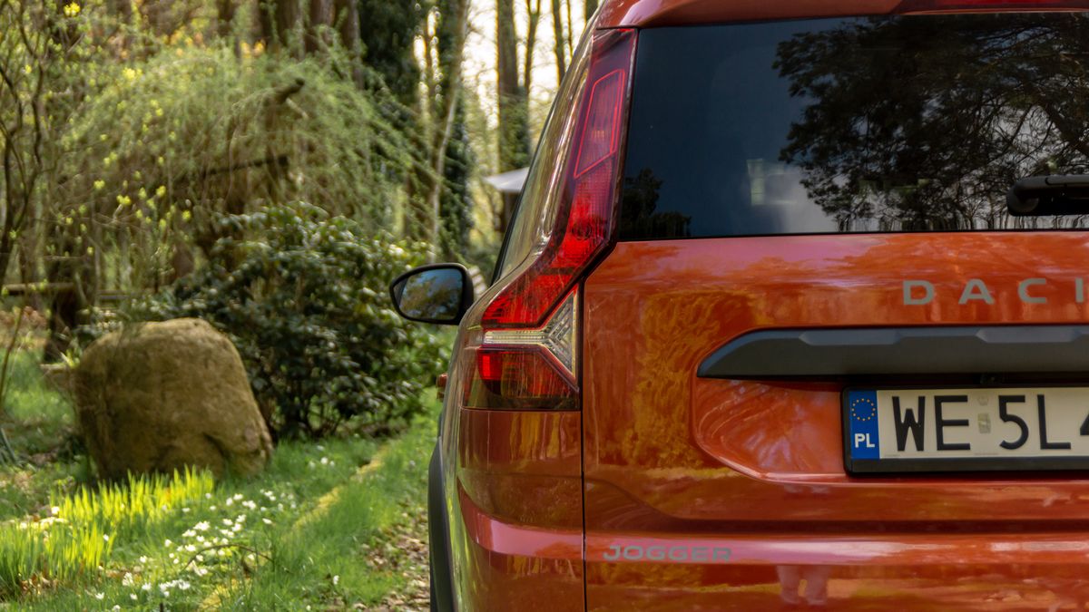 Wśród aut oczekujących na części jest m.in. dacia jogger naszego kolegi z redakcji