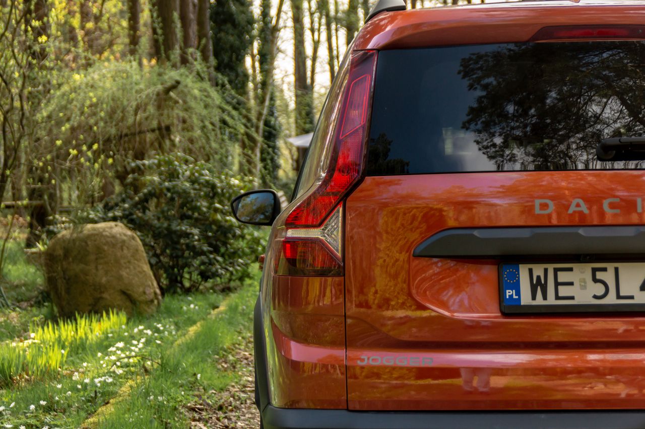 Wśród aut oczekujących na części jest m.in. dacia jogger naszego kolegi z redakcji