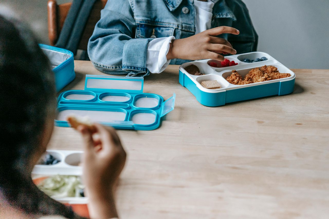 Drugie śniadanie do szkoły – zdrowe i szybkie pomysły na lunchboxy dla dzieci