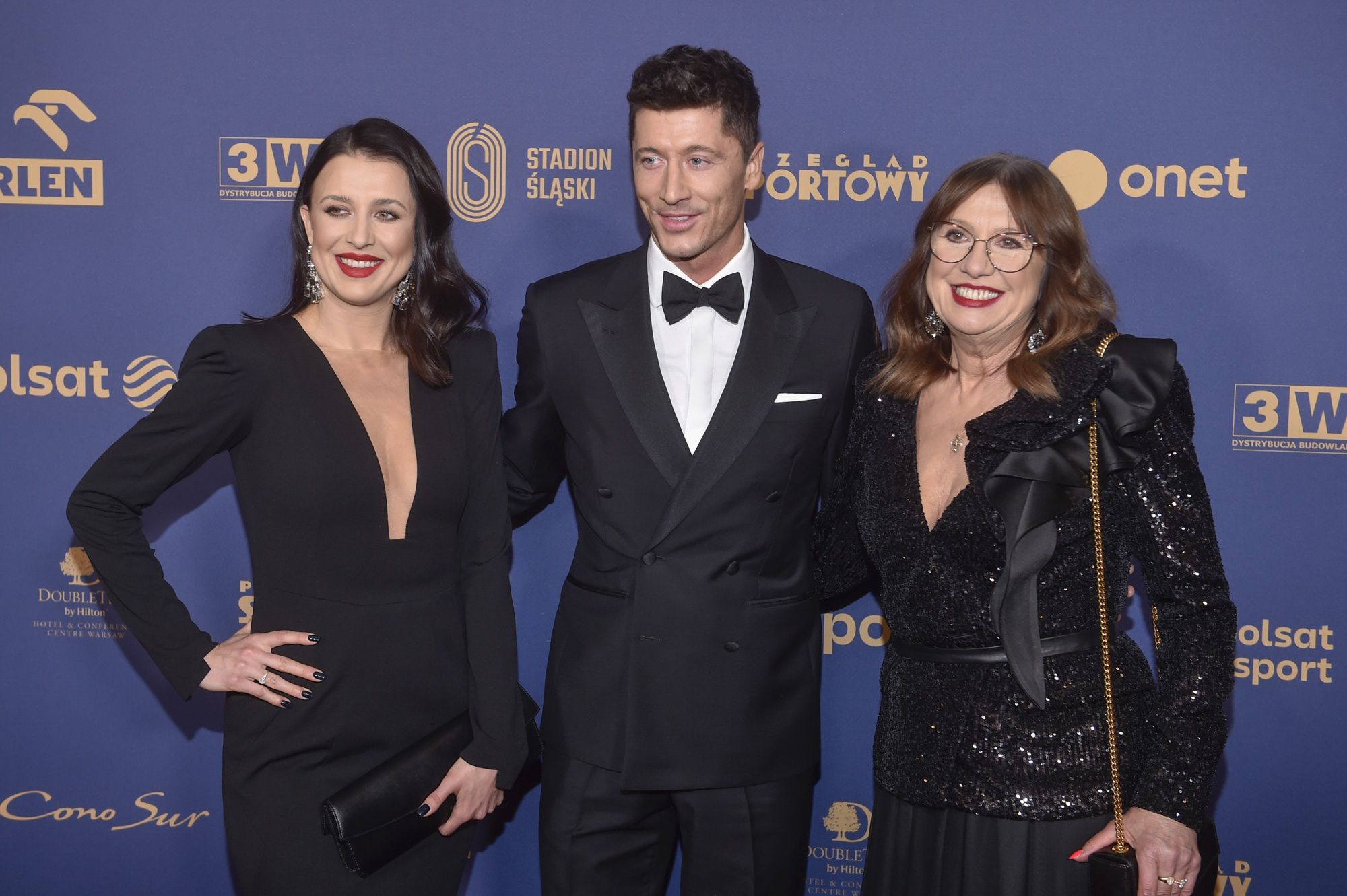 Robert Lewandowski pozuje na Gali Mistrzów Sportu z mamą, siostrą i teściową