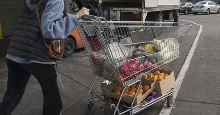 Litwini przyjechali na zakupy do Polski. To wykupują przed świętami