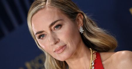 Emily Blunt na SAG Awards. Jej suknia sporo odkryła