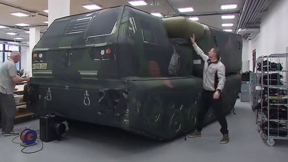 Dmuchana atrapa wyrzutni HIMARS.