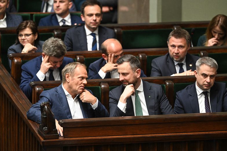 Warszawa, 08.05.2024. Premier Donald Tusk (L), wicepremier, minister cyfryzacji Krzysztof Gawkowski (P) i wicepremier, minister obrony Władysław Kosiniak-Kamysz (C) na posiedzeniu niższej izby parlamentu w Warszawie, 8 bm. Sejm rozpoczął trzydniowe posiedzenie. Posłowie zajmą się m.in. projektem ustawy wprowadzającym świadczenie "aktywni rodzice w pracy", czyli tzw. babciowe. Sejm rozpatrzy też projekt w sprawie tzw. wakacji składkowych oraz projekt ustawy o bonie energetycznym. (aldg) PAP/Radek Pietruszka