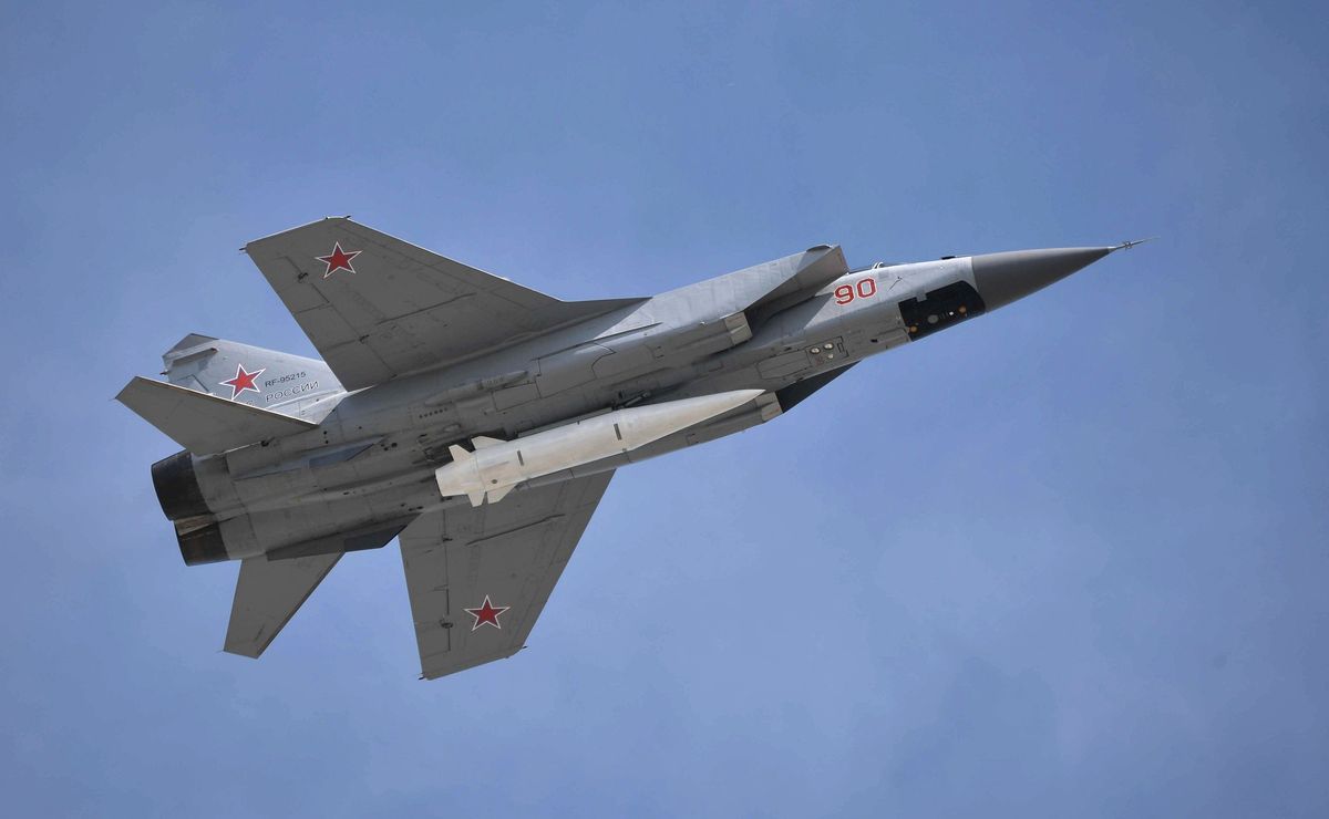 Na zdjęciu rosyjski MiG przenoszący pocisk hipersoniczny Kindżał
