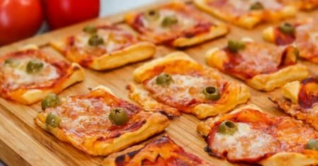 Idealna przekąska na Sylwestra. Przepis na minipizze na cieście francuskim
