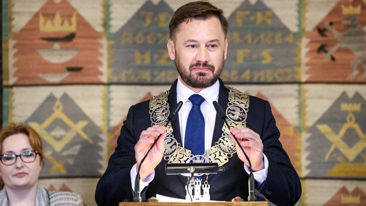 Aleksander Miszalski, a new president of Krakow, Poland's second largest city is being sworn in Krakow City Hall on May 7, 2024. After 21 year of the presidency of Jacek Majchrowski the city of nearly one million citizens has a new leader. Aleksander Miszalski represents Civic Coalition political party - liberal organization which recently won general election after years of right wing governorship in Poland. (Photo by Dominika Zarzycka/NurPhoto via Getty Images)