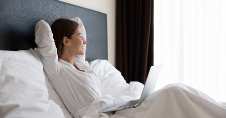 Chcesz pracować zdalnie w hotelu, pensjonacie lub domku w górach? Sprawdzamy, czy grozi ci mandat